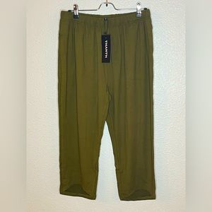 Woman’s capri pants with Pockets in Olive